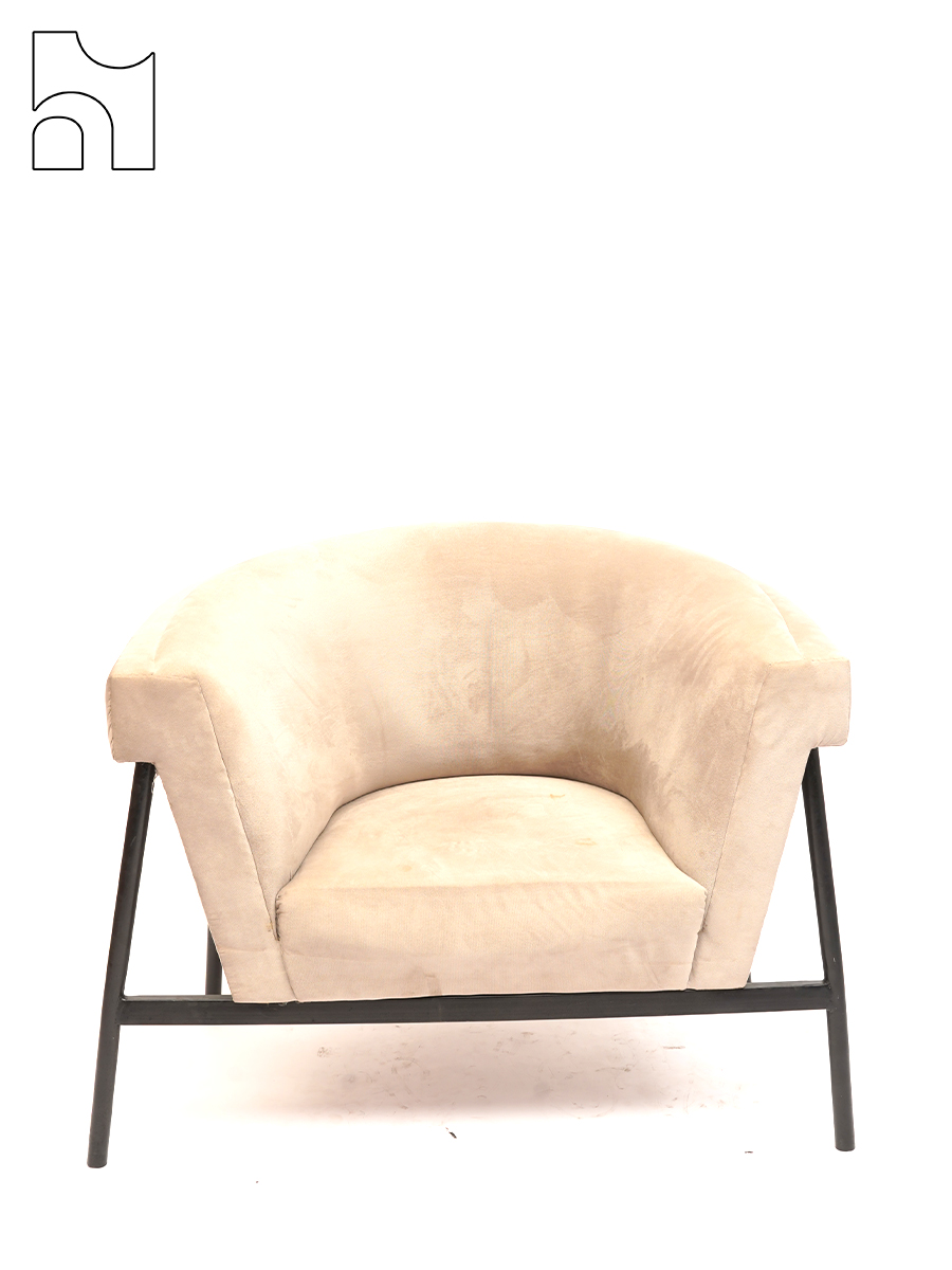 LuxeLoft Modern Lounge Chair – Beige Velvet Armchair with Black Base